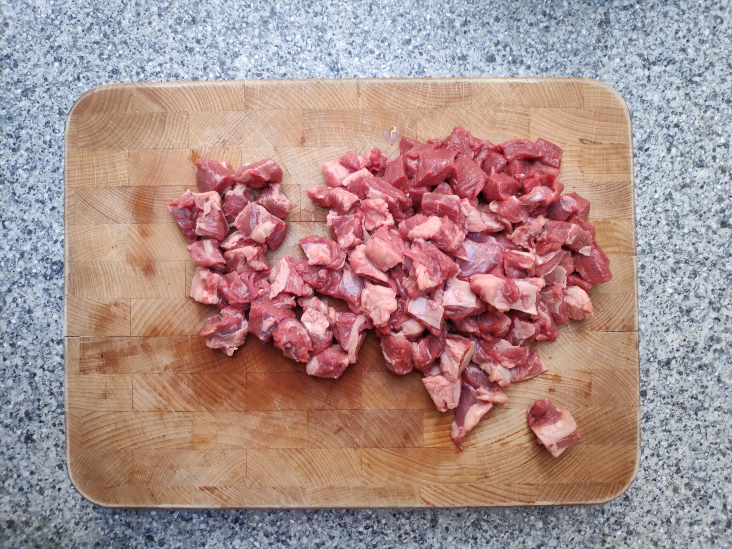 Jersey vlees in blokjes van ruim 1 cm.